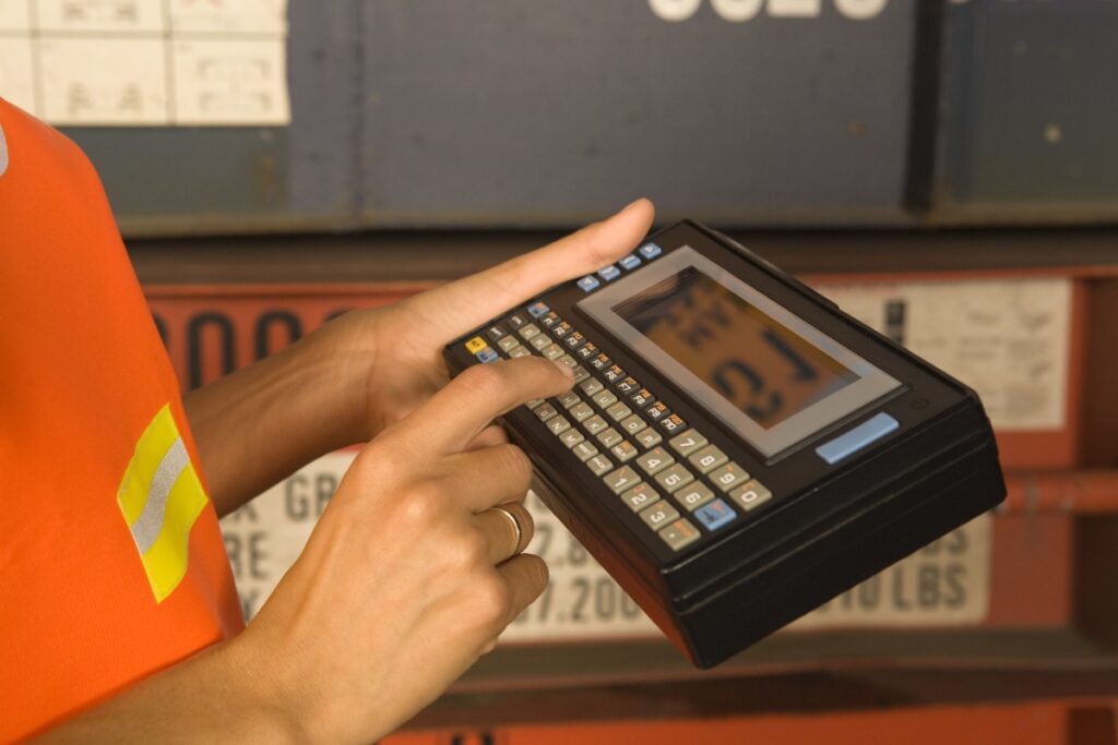 Un magasinier utilisant un scanner portable