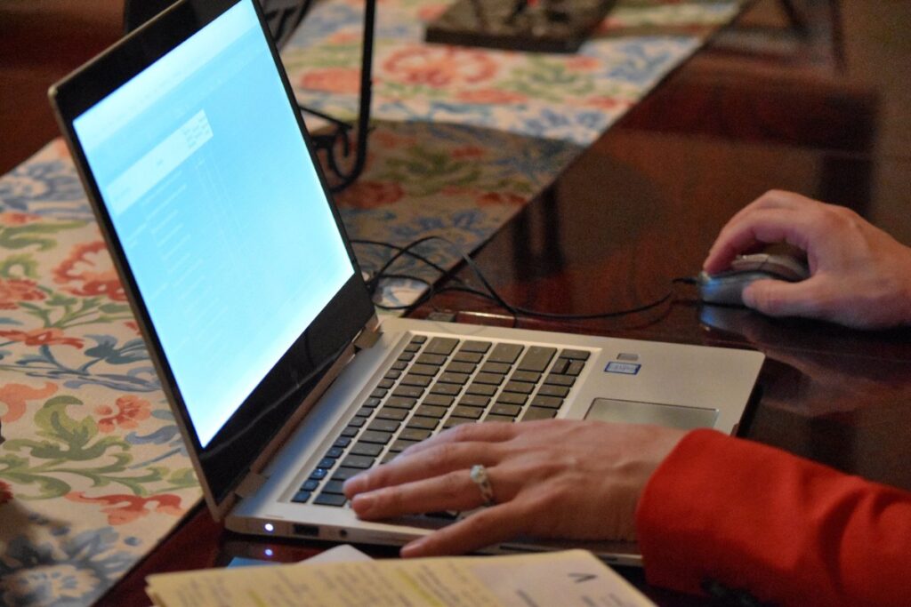 Une personne qui ouvre le Microsoft sur son ordinateur portable
