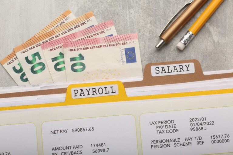 Fiche de paie avec un salaire en euro et du stylo