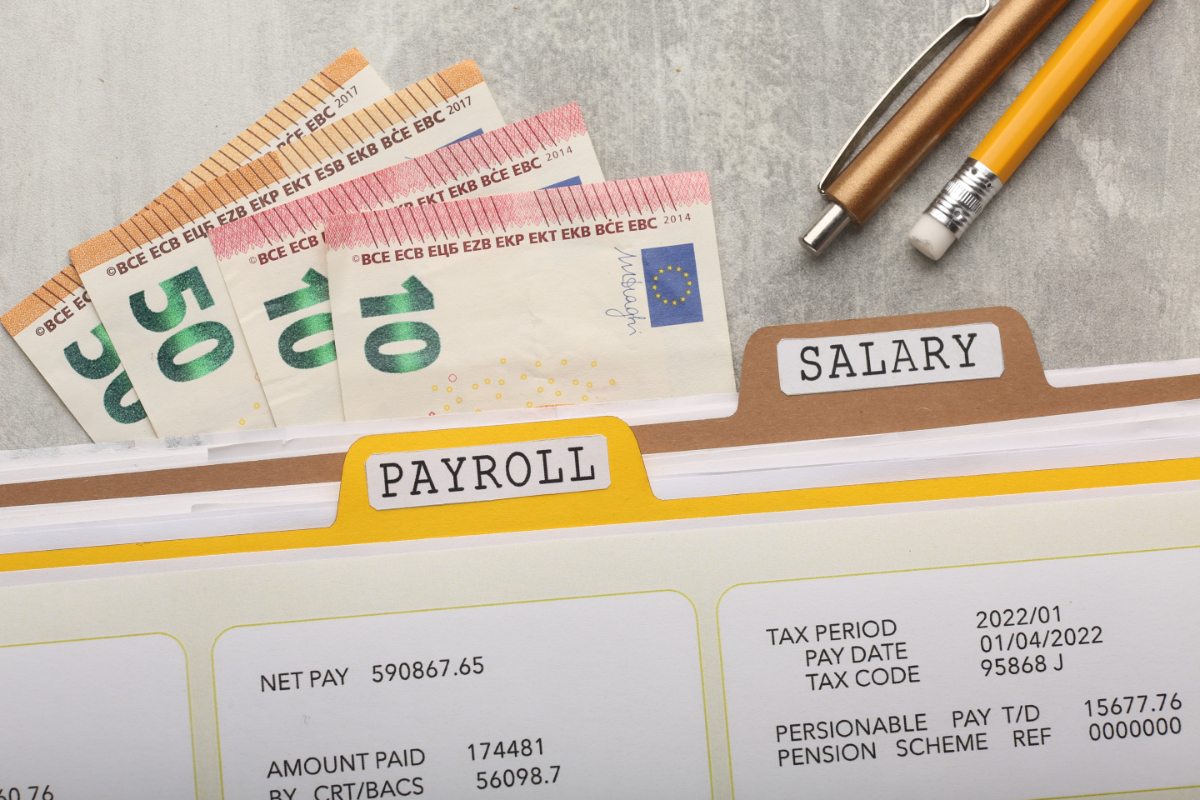 Fiche de paie avec un salaire en euro et du stylo