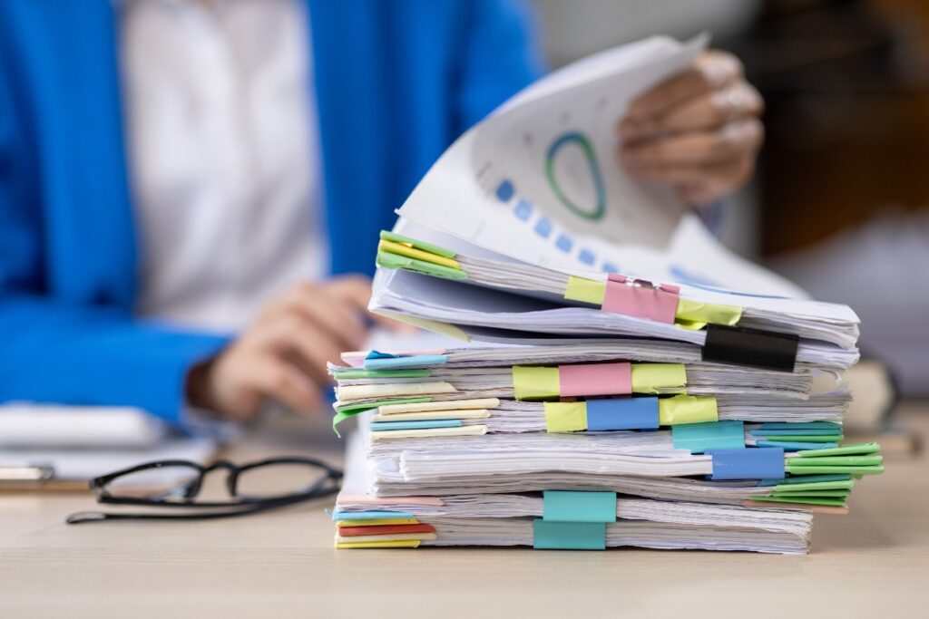 Une personne qui fait un classement des documents administratif d'une entreprise
