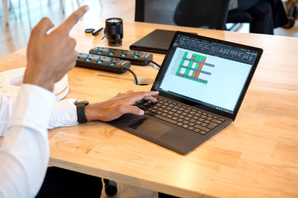 Une personne qui travaille avec Microsoft sur son ordinateur