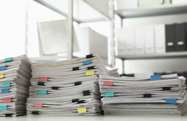 Des piles de documents administratifs d'une entreprise