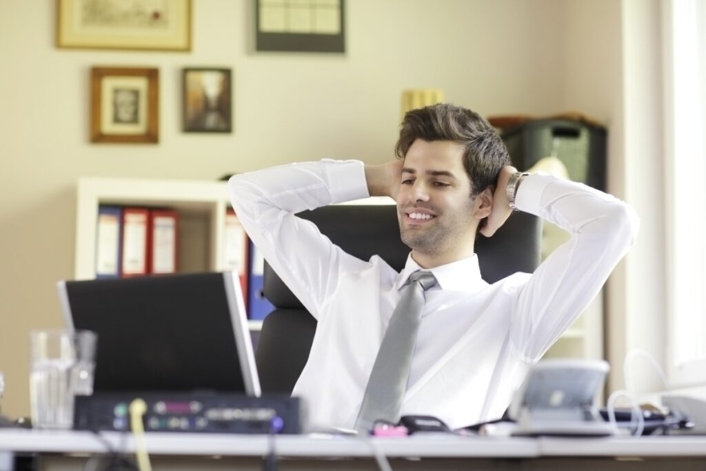 Un auto-entrepreneur relaxant dans un bureau