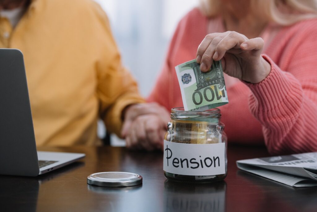 Un couple retraité planifiant leur retraite