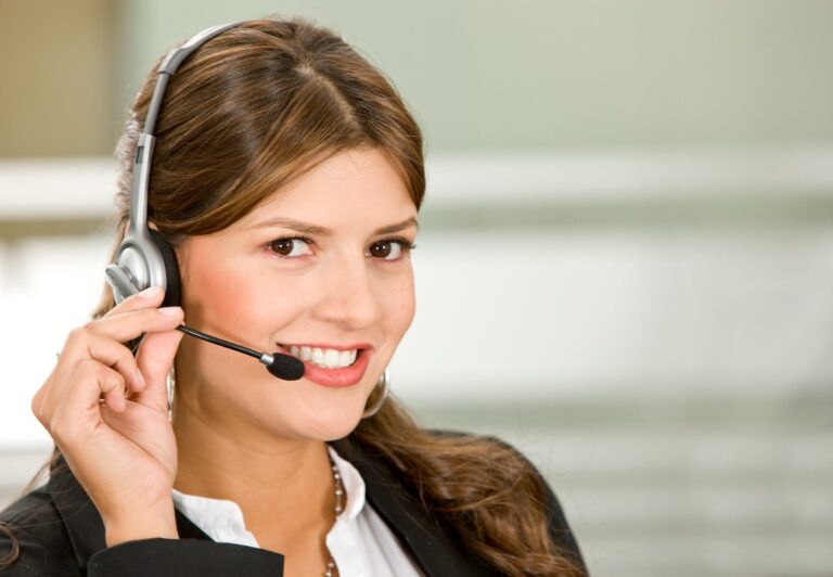 Une femme opératrice de service client commerciale