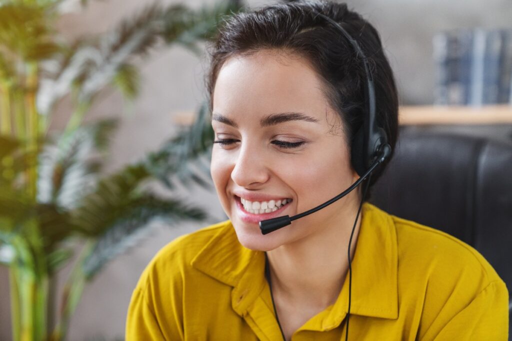 Une femme souriante portant avec un casque audio