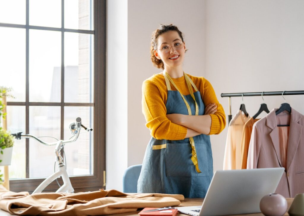 Une jeune femme qui travaille dans un atelier