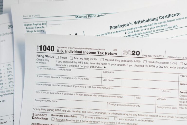 Des papiers avec des formulaires des impôts à déclarer