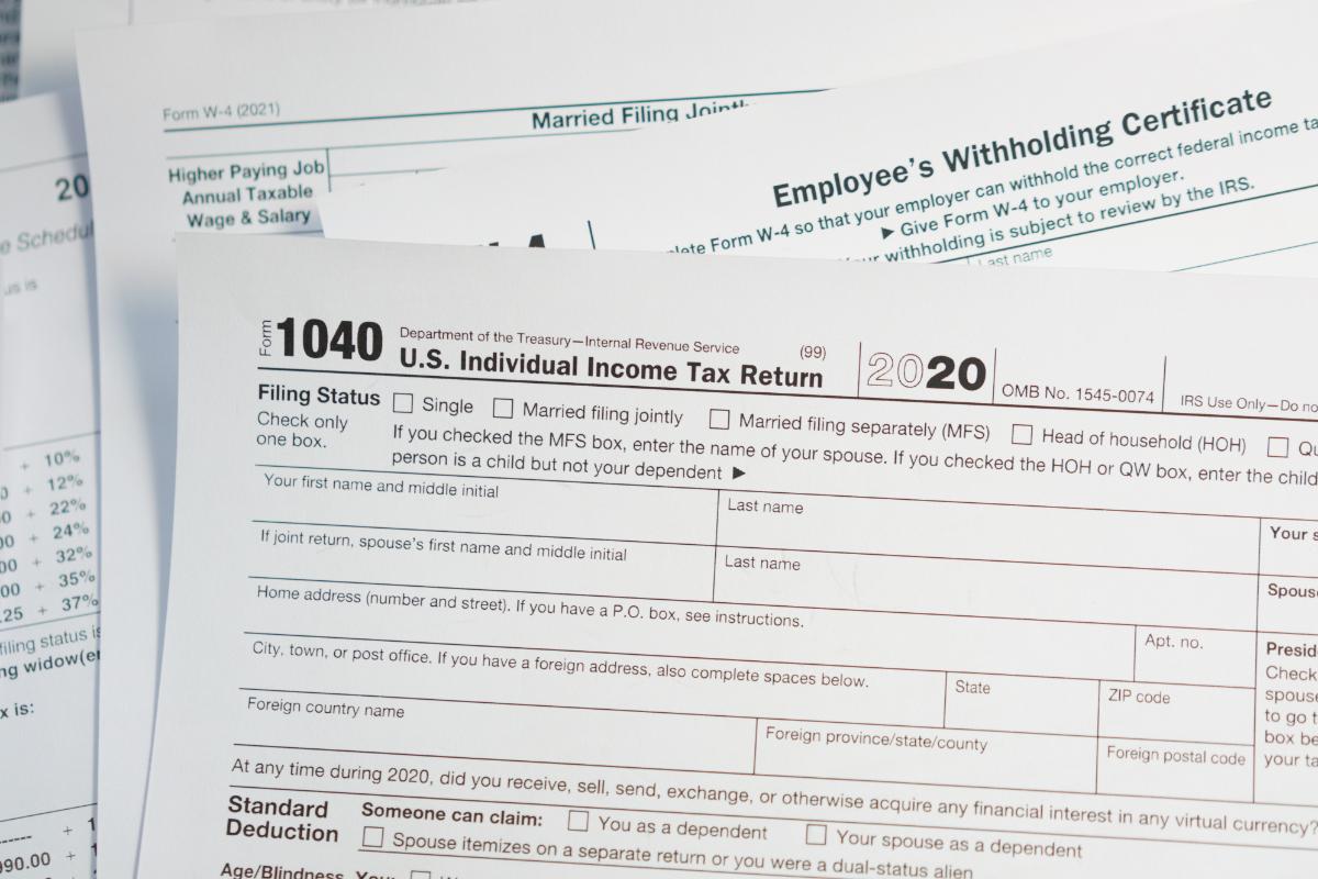 Des papiers avec des formulaires des impôts à déclarer