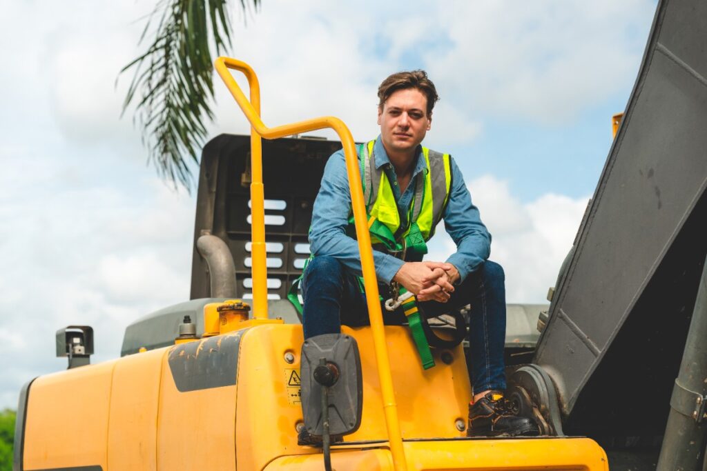 Un homme assi sur une mini-pelle