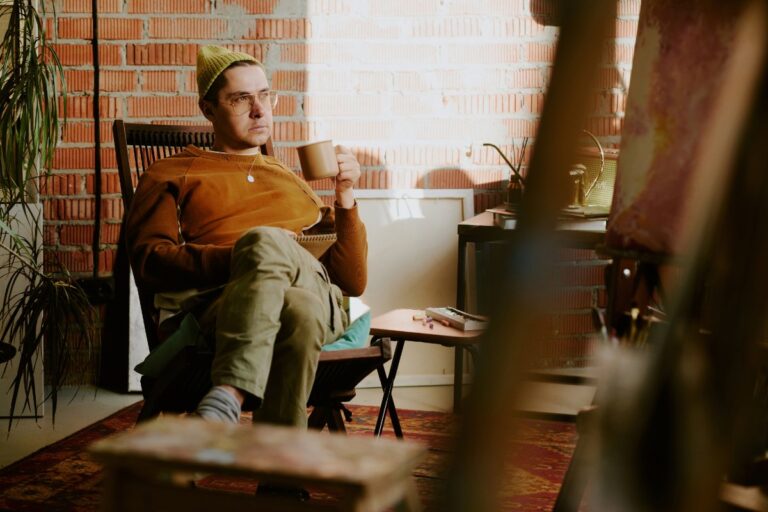 Un homme créatif relaxant dans son atelier