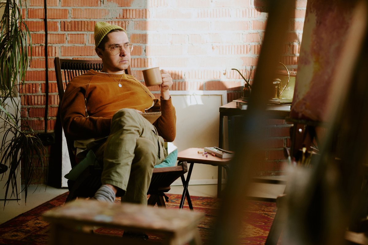 Un homme créatif relaxant dans son atelier