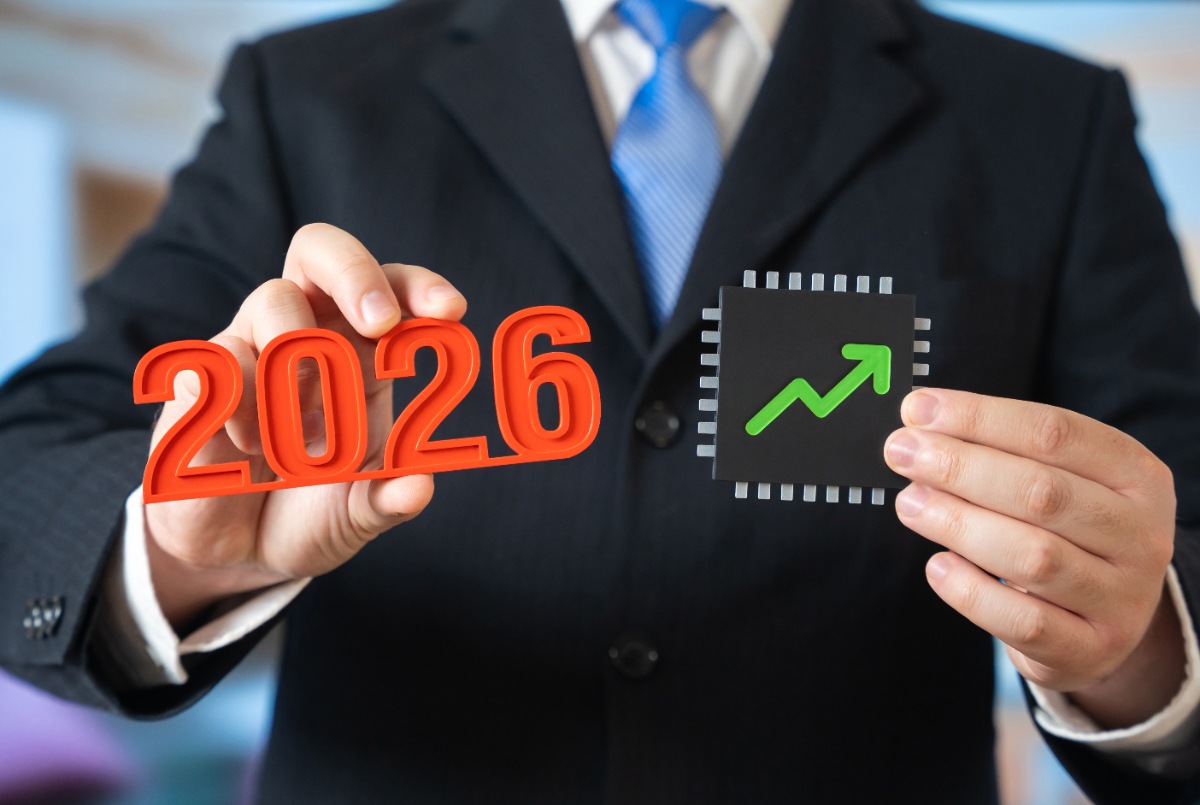 Un homme tenant une demande de microprocesseurs pour un future investissement financier de l'année 2026