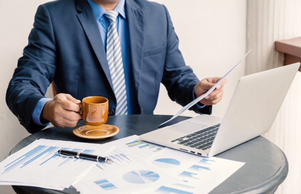 Un homme qui travaille dans son bureau avec un ordinateur