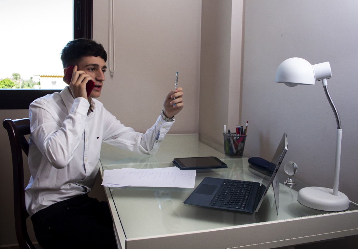 Un jeune homme travaillant dans son bureau