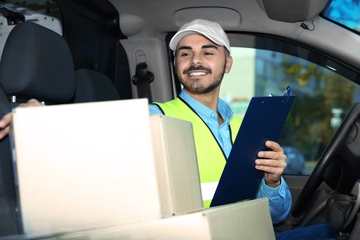 Un livreur vérifiant des commande dans une véhicule