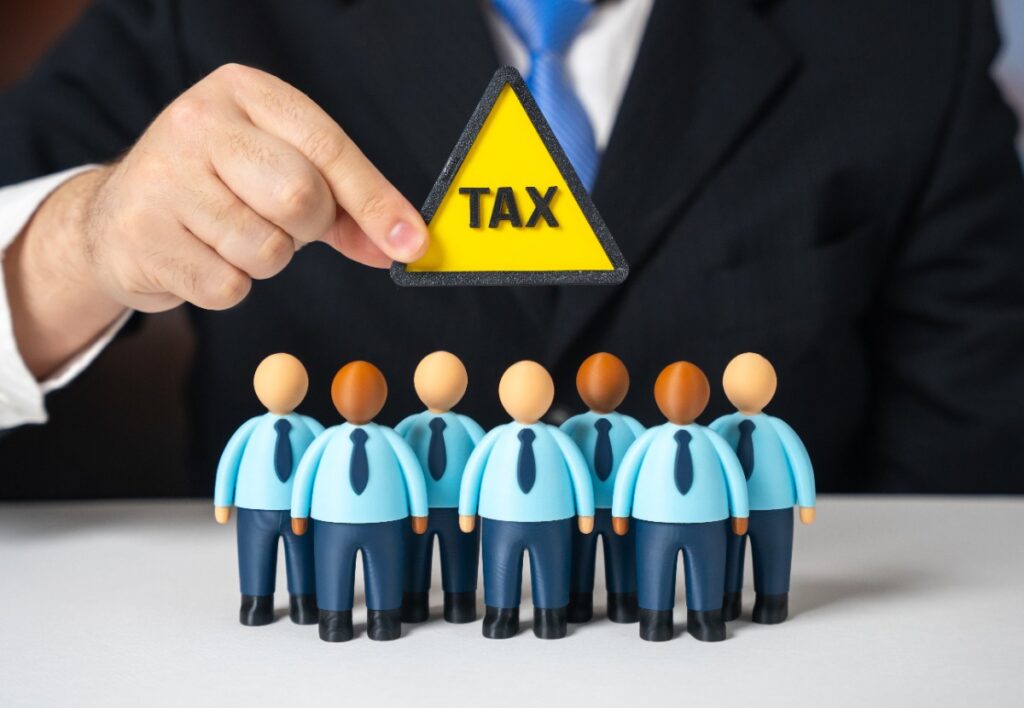 Main d'une personne tenant la taxe
