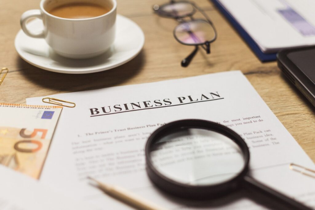 Un papier avec un plan de business et un tas de café sur la table
