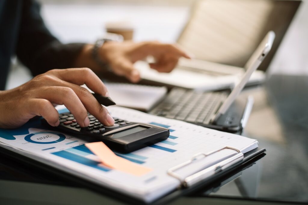 Une personne faisant du calcul dans son bureau pendant le travail