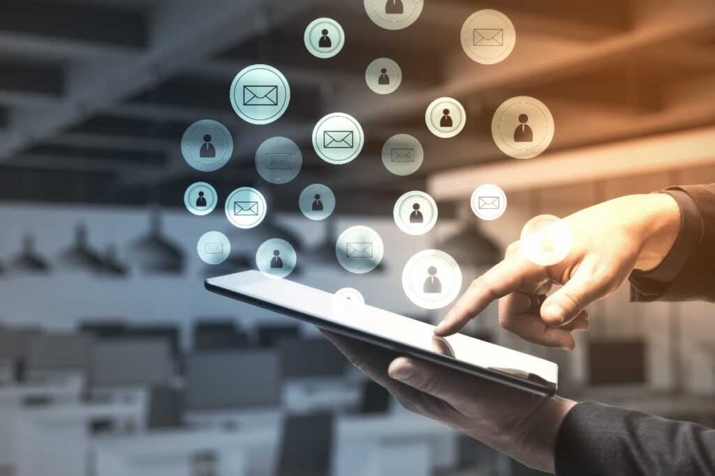 Une personne utilisant une tablette pour une gestion de relation client