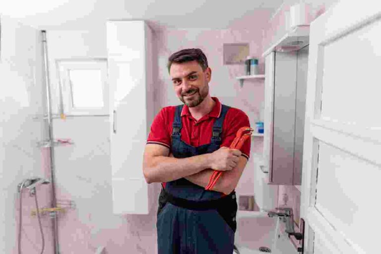 Un plombier tenant une clé à molette