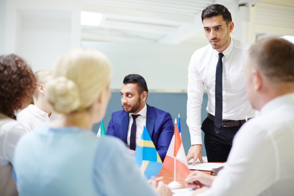 Des professionnels faisant une réunion dans une salle