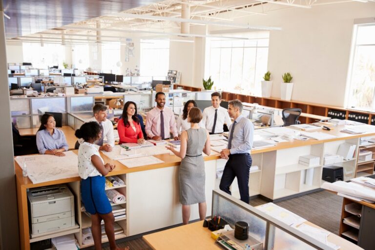 Une réunion d'équipe informelle dans une grande salle