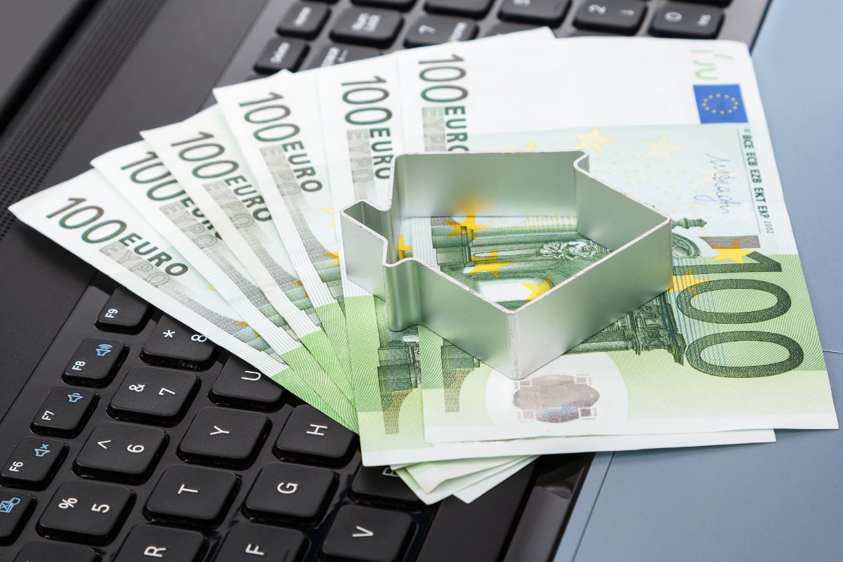 Des billets en euros sur un ordinateur portable