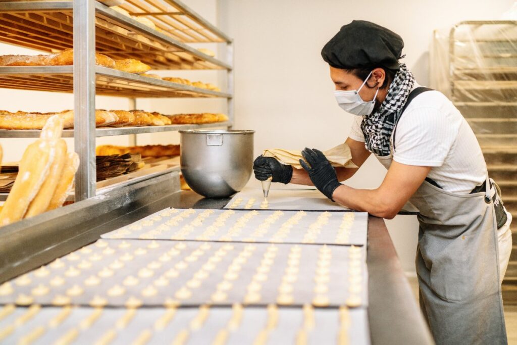 Un boulanger travaillant sur la table