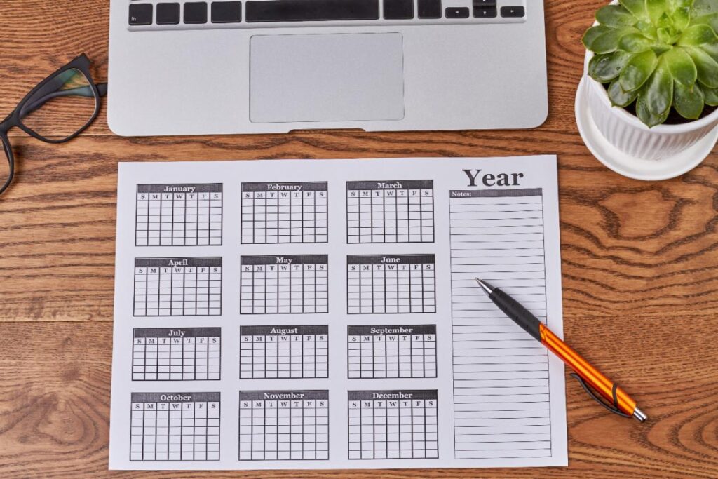 Un calendrier annuel avec un stylo sur table