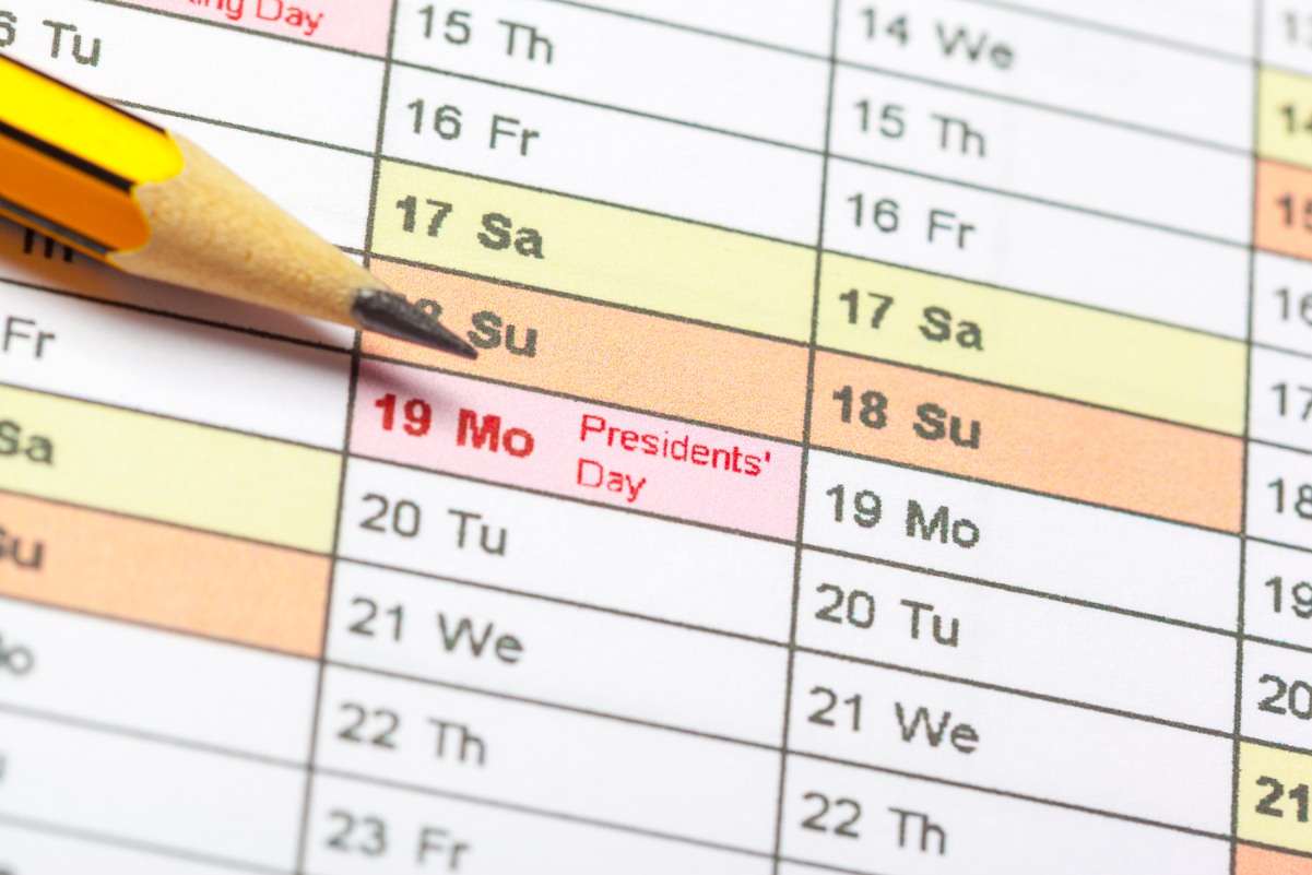 Un calendrier avec une date de jour férié marque et un crayon