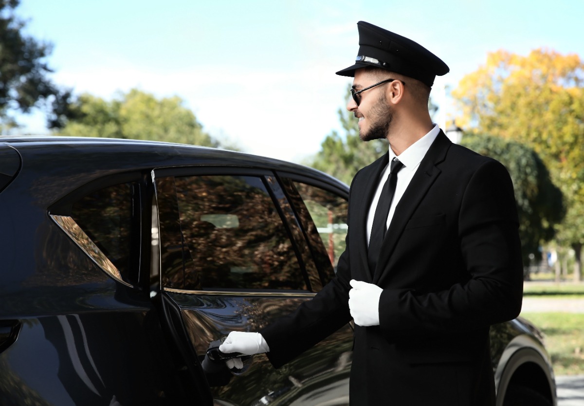 Un chauffeur ouvrant la porte d'une voiture