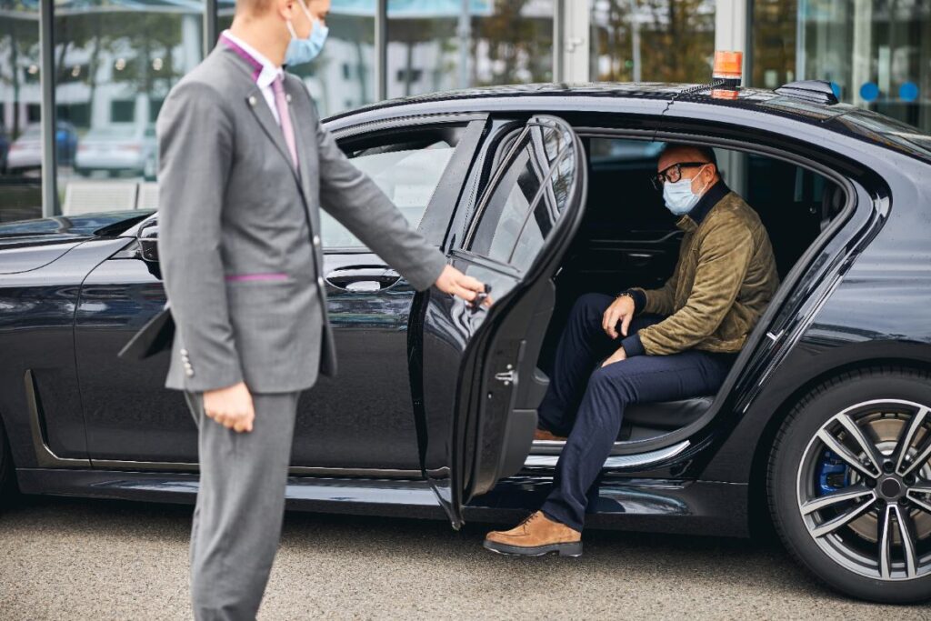 Un chauffeur qui ouvre la porte à un client