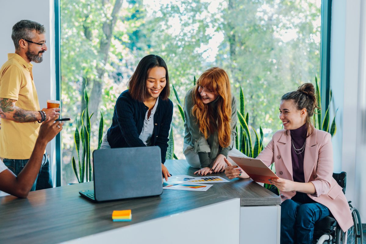 Des collègues discutant dans le bureau