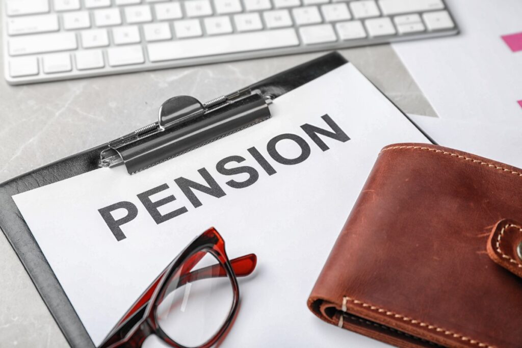 Un dossier de pension avec une lunette et portefeuille