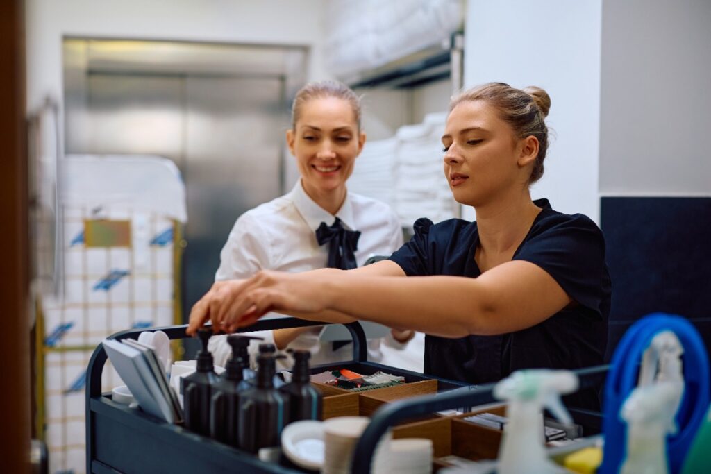 Une femme faisant un service dans une chambre