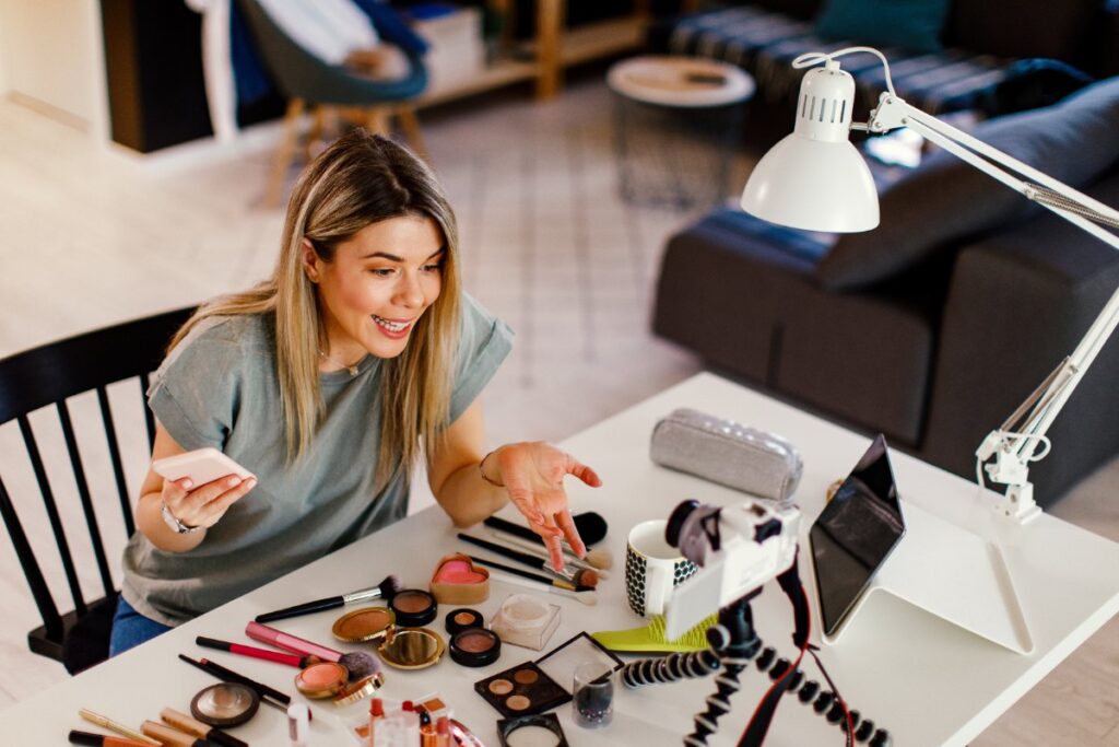 Une femme qui teste des produits de maquillage dans sa domicile