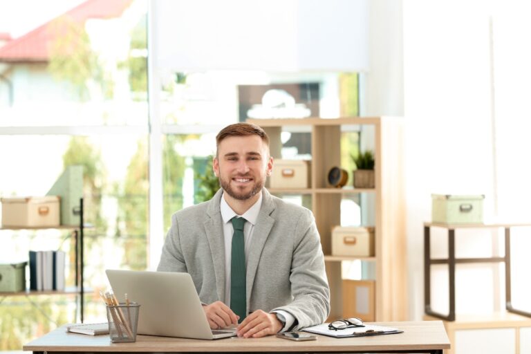 Un homme assis dans un bureau