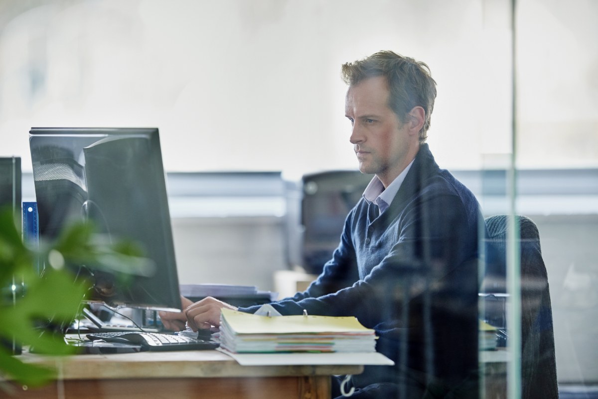 Un homme qui travaille sur son ordinateur