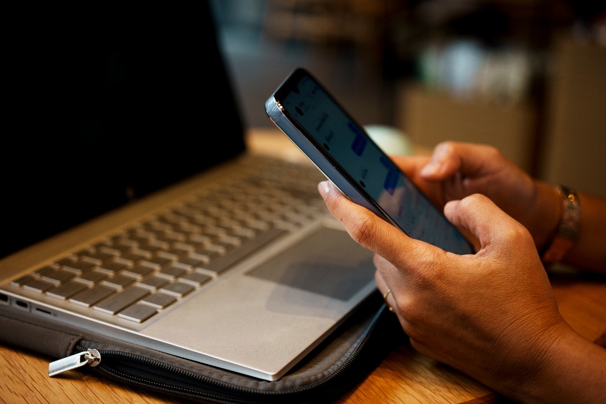 Une personne qui envoie du message sur son téléphone