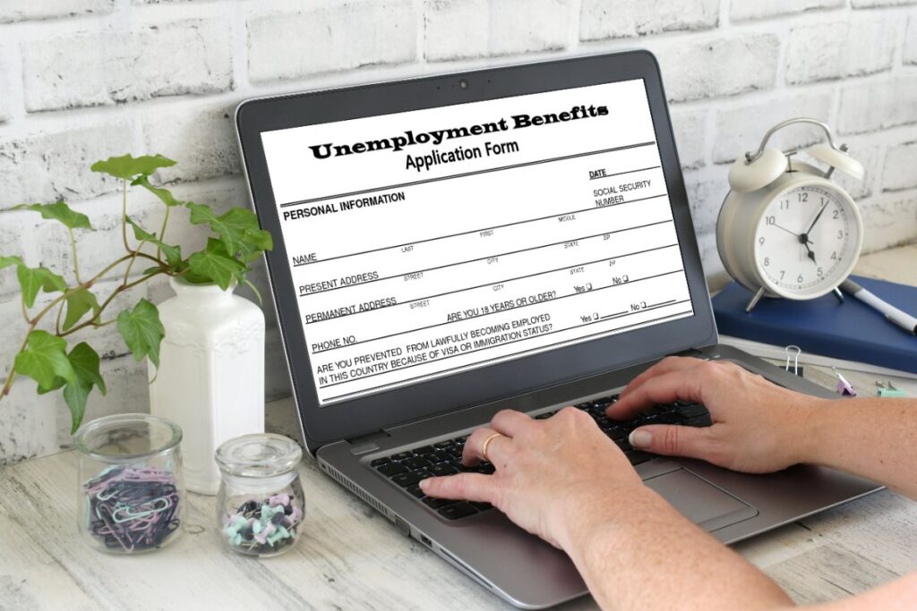 Une personne qui rédige une demande d'allocation au chômage