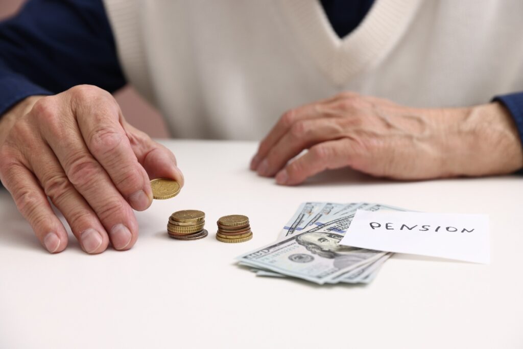 Une personne retraitée qui vérifie sa pension
