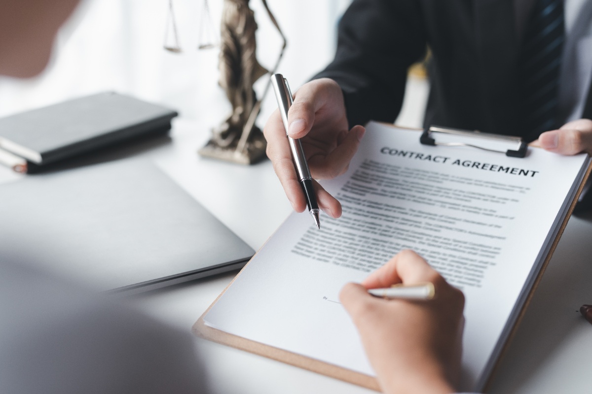 Une personne qui signe un contrat