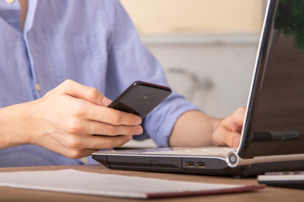 Une personne utilisant son téléphone au bureau