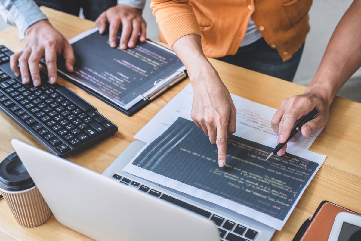 Des professionnels qui travaillent sur un projet