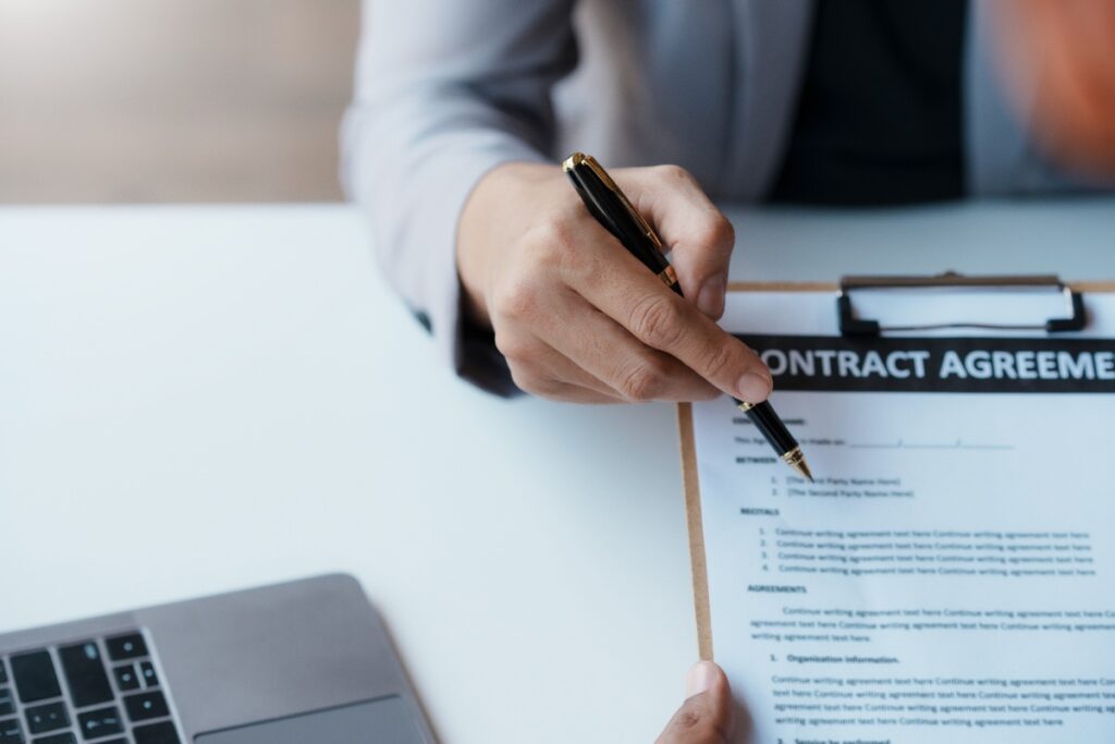 Signature d'un contrat dans un bureau