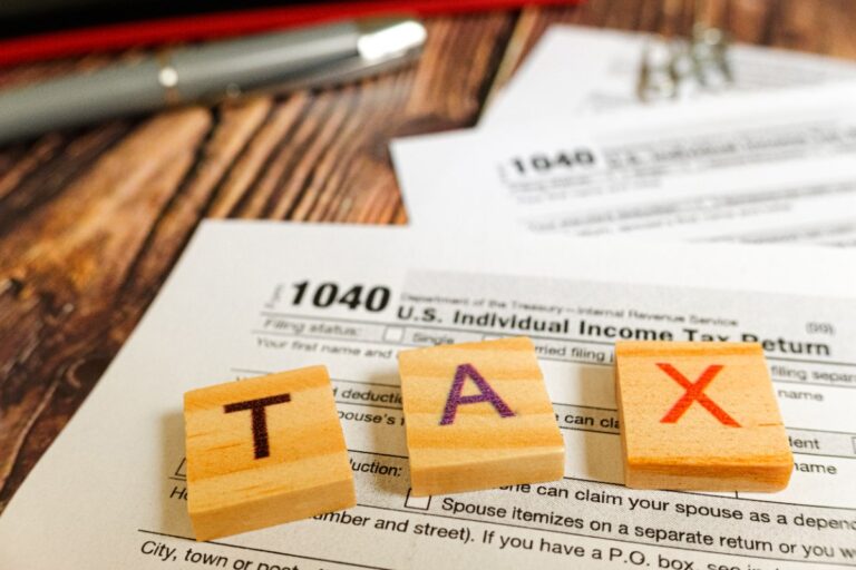 Blocs de lettres avec des formulaires d'impôts