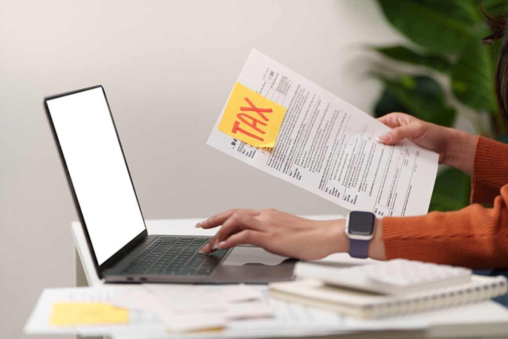 Un comptable calculant l'impôts avec un ordinateur portable