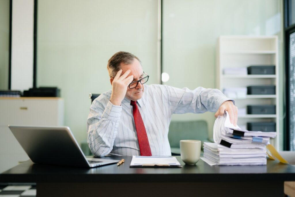 Un homme d'affaire travaillant dans un bureau
